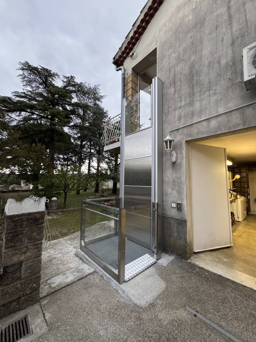 Installation de monte escalier avec joystick pour utilisation simple et rapide par enfants de parents vieillissants à Romans-sur-Isère dans la Drôme 26100