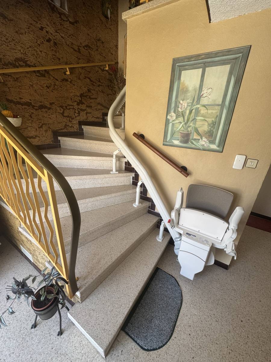 Installation de monte escalier extérieur résistant aux intempéries avec grande capacité de poids à Guilherand-Granges en Ardèche 07500