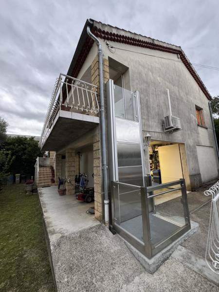 une plate-forme élévatrice BARDUVA RB150 à Aubenas, près de Privas