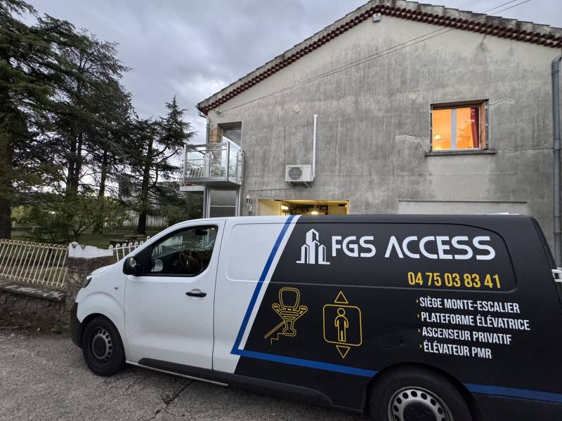 une plate-forme élévatrice BARDUVA RB150 à Aubenas