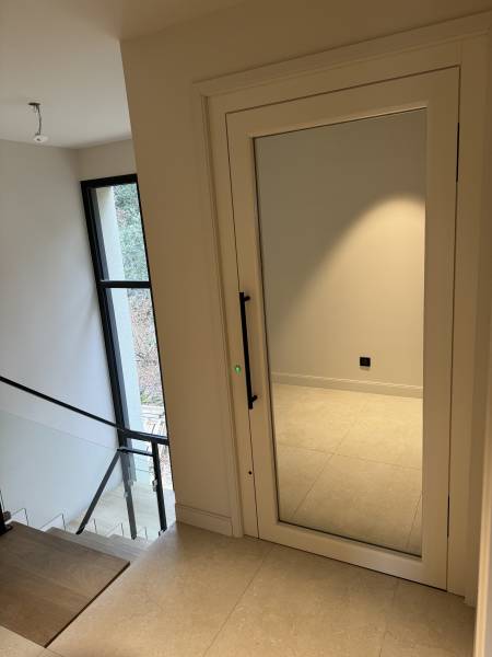 Installation d’un ascenseur Privatif EP ELFO hydraulique sur 3 niveaux avec des portes battantes à Montéléger