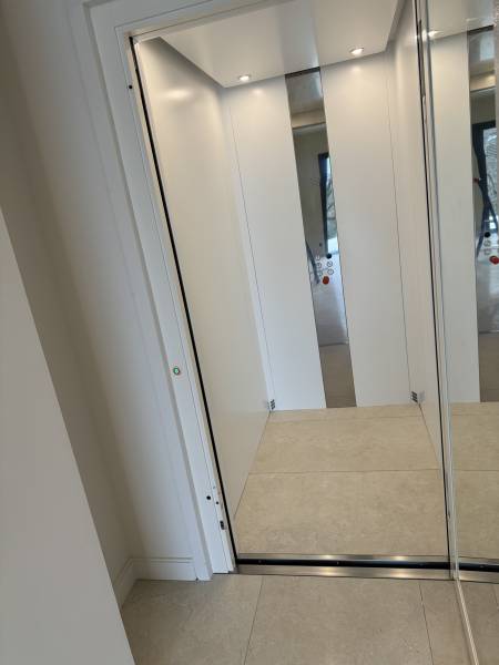 Installation d’un ascenseur Privatif EP ELFO hydraulique sur 3 niveaux avec des portes battantes à Montéléger