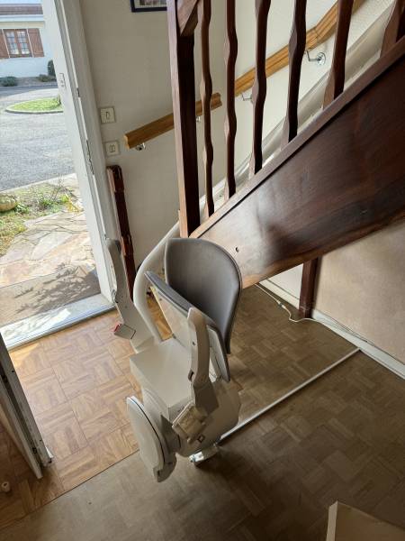 Fourniture et installation de siège monte escaliers droit ou tournant reconditionnée à Valence