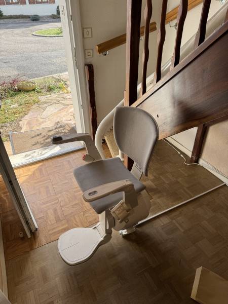 Fourniture et installation de siège monte escaliers droit ou tournant reconditionnée à Valence