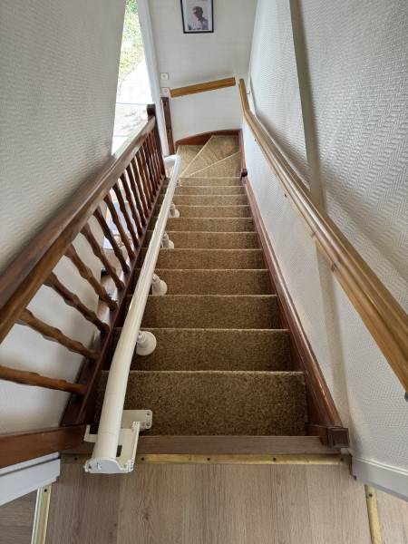 Fourniture et installation de siège monte escaliers droit ou tournant reconditionnée à Valence