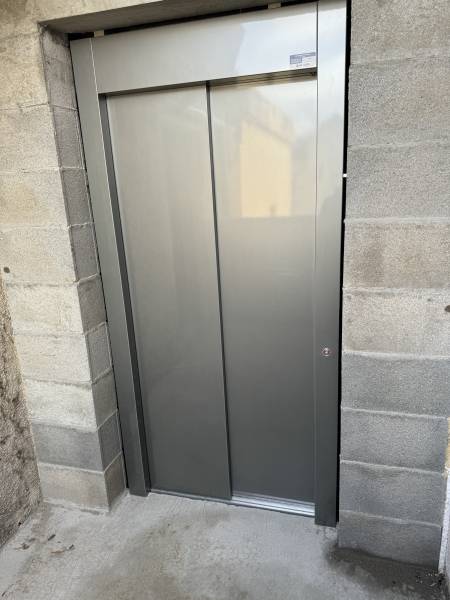 Installation d’un Élévateur pour personnes à mobilité réduite (EPMR) EP ELFO, pour la mise en accessibilité de la Maison des Sport à Saint Rambert d’Albon.