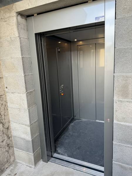 Installation d’un Élévateur pour personnes à mobilité réduite (EPMR) EP ELFO, pour la mise en accessibilité de la Maison des Sport à Saint Rambert d’Albon.