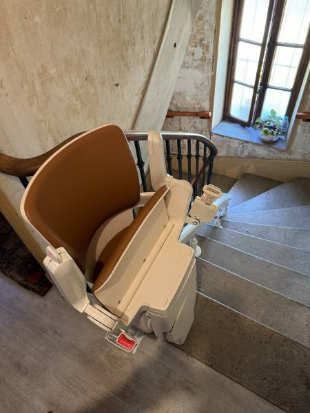 Installation d’un siège monte-escalier tournant OTOLIFT SMART, avec fixation du rail par colle à Bourgoin-Jallieu