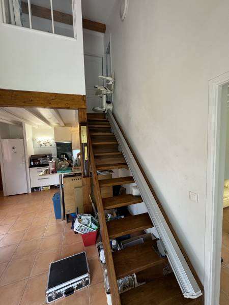 installation d'un siège monte escaliers droit dans un escaliers étroit sur la commune de Saint Roman proche de Die.