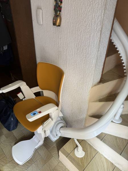 Installation d'un siège monte-escalier tournant sur mesure OTOLIFT SMART à Vion, Ardèche