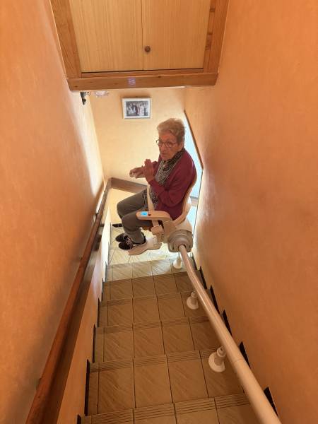 Installation d'un siège monte-escalier tournant sur mesure OTOLIFT SMART à Vion, Ardèche