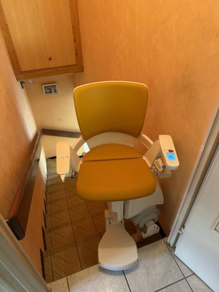 Installation d'un siège monte-escalier tournant sur mesure OTOLIFT SMART à Vion, Ardèche