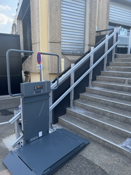 Installation d’une Plateforme pour personnes à mobilité réduite Oblique EXTREMA LOGIC, au magasin TRIUMPH Lyon à Dardilly