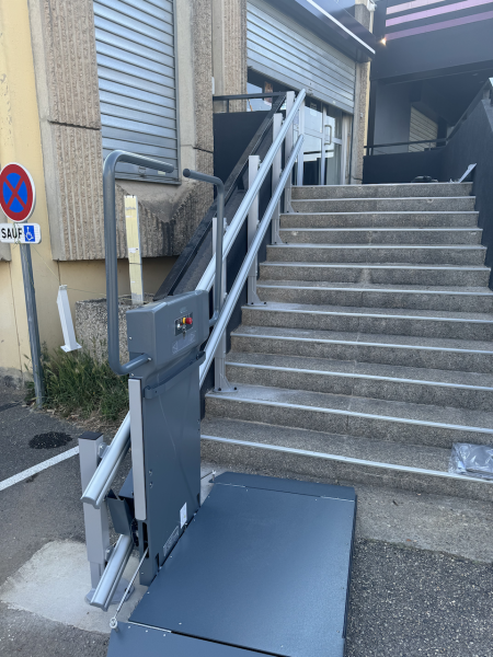 Installation d’une Plateforme pour personnes à mobilité réduite Oblique EXTREMA LOGIC, au magasin TRIUMPH Lyon à Dardilly
