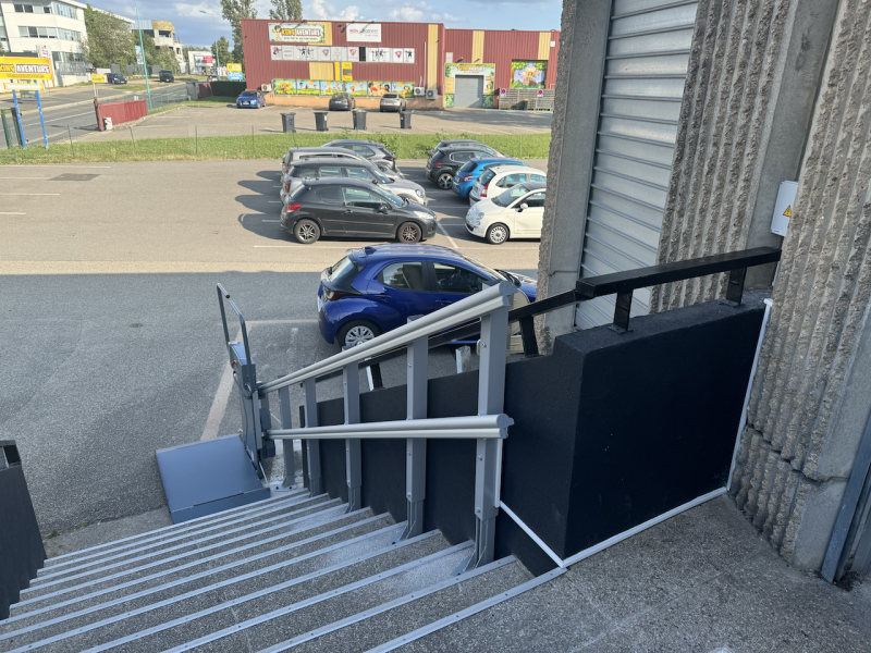 Installation d’une Plateforme pour personnes à mobilité réduite Oblique EXTREMA LOGIC, au magasin TRIUMPH Lyon à Dardilly