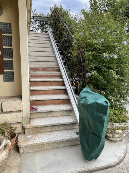 Installation de sièges monte escaliers extérieur droit avec bâche à Vienne, dans l'Isère 