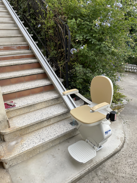 Installation de sièges monte escaliers extérieur droit à Vienne, dans l'Isère 