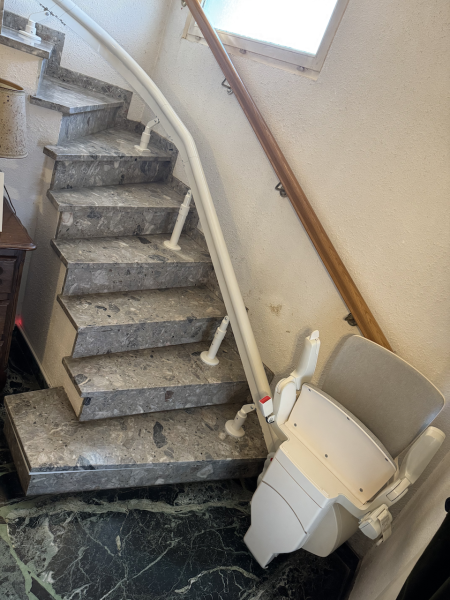 Installation d'un fauteuil monte escaliers sur mesure OTOLIFT SMART avec un revêtement de l'assise gris clair à Bourg-lès-Valence (Drôme)