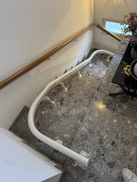 Installation d'un siège monte escaliers OTOLIFT SMART avec une arrivée du rail sur le palier pour plus de confort à l'utilisation à Bourg-les-Valence (Drôme)