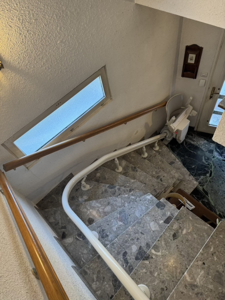 Superbe installation d'un fauteuil monte escaliers OTOLIFT SMART avec fixation des pieds par colle polymère à Bourg-les-Valence (Drôme)