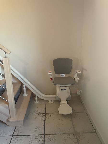 Installation d’un siège monte escaliers tournant OTOLIFT Modul’air en location à Saint Romain de Lerps