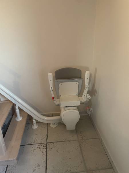 Installation d’un siège monte escaliers tournant OTOLIFT Modul’air en location à Saint Romain de Lerps