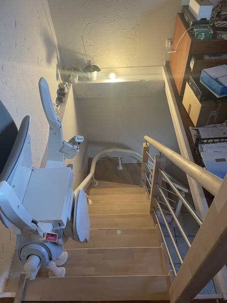 Installation d’un siège monte escaliers tournant OTOLIFT Modul’air en location à Saint Romain de Lerps