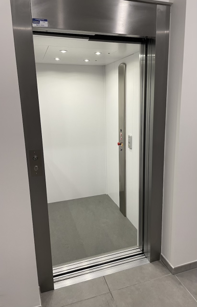 Accessibilité d'un établissement recevant du public (ERP) sur 2 niveaux avec installation d'un élévateur pour personnes à mobilité réduite (PMR) à Malataverne (près de Montélimar, 26)