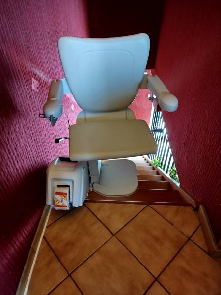 Installation d'un Siège Monte-Escalier droit HANDICARE 1100