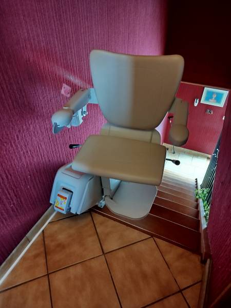 Siège Monte-Escalier droit HANDICARE 1100 à Romans sur Isère dans la Drôme – FGS ACCESS