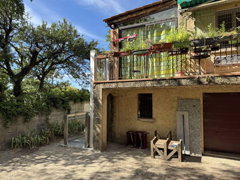 Plate-forme élévatrice à Sérignan du Comtat, près de Orange