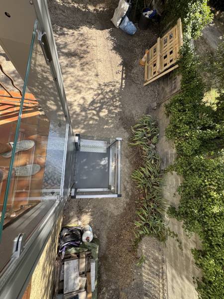 Installation d'une plate-forme élévatrice, près de Orange