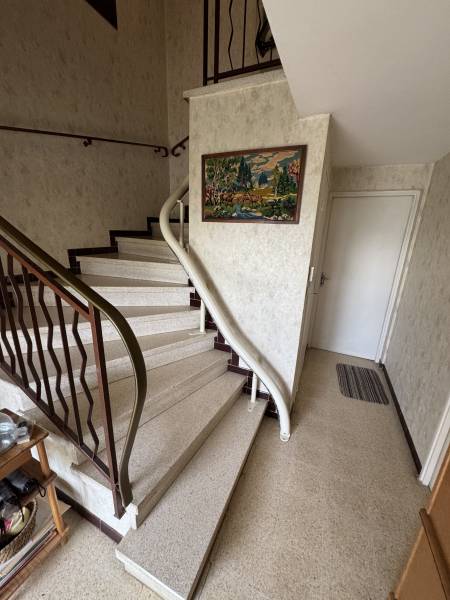 Installation d'un monte escaliers HANDICARE Freecurve