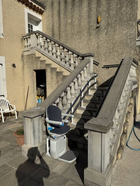 Installation d'un Siège monte escalier HANDICARE 4000 Extérieur à Pierrelatte, dans la Drôme