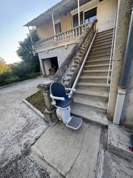 Installation d'un Siège monte escalier HANDICARE 1000 Extérieur à Aubenas, dans l’Ardèche