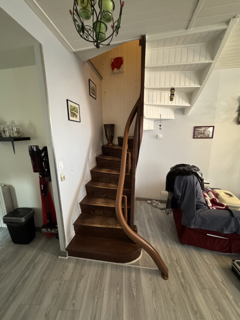 Installation d’un monte-escalier tournant Handicare à Valence dans la Drôme : une cliente retrouve son domicile