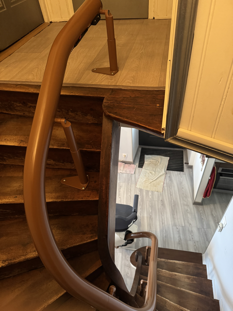 Installation d’un monte-escalier tournant Handicare dans la Drôme