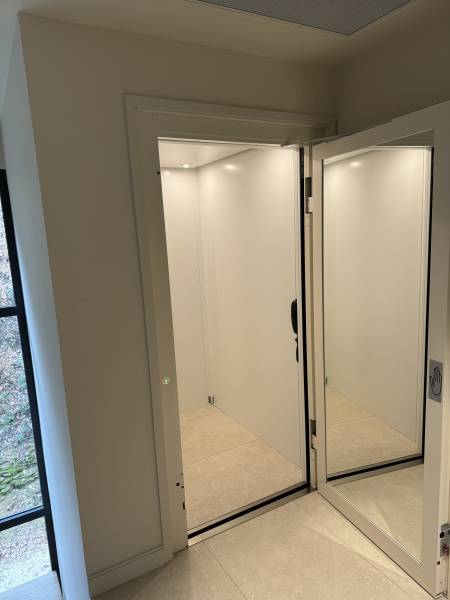 Installation d’un ascenseur Privatif EP ELFO hydraulique sur 3 niveaux avec des portes battantes à Montéléger