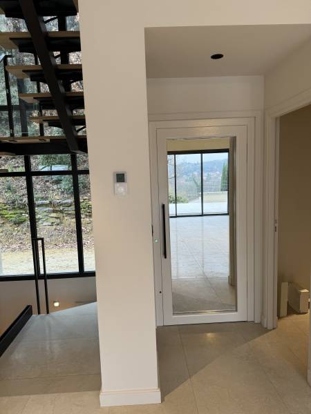 Installation d’un ascenseur Privatif EP ELFO hydraulique sur 3 niveaux avec des portes battantes à Montéléger