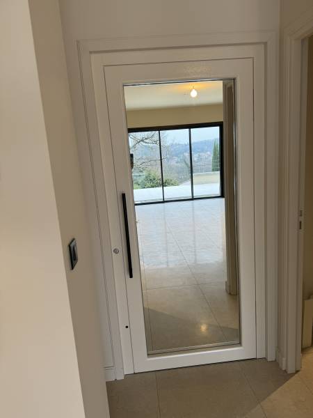 Installation d’un ascenseur Privatif EP ELFO hydraulique sur 3 niveaux avec des portes battantes à Montéléger