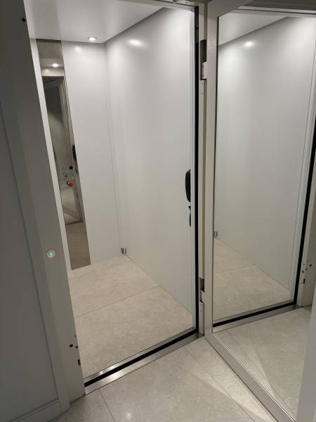 Installation d’un ascenseur Privatif EP ELFO hydraulique sur 3 niveaux avec des portes battantes à Montéléger