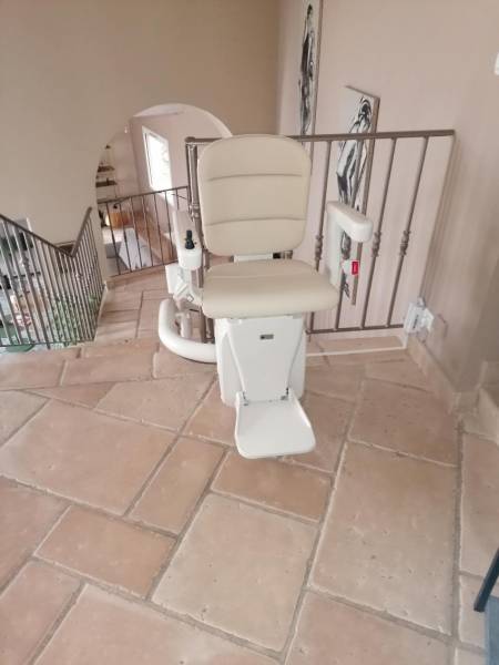 Installation d'un Siège Monte Escaliers HANDICARE Freecurve à Poleymieux au Monts d’Or, près de Lyon