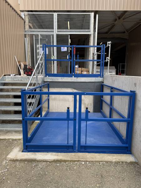 Installation d'un monte-charge industriel