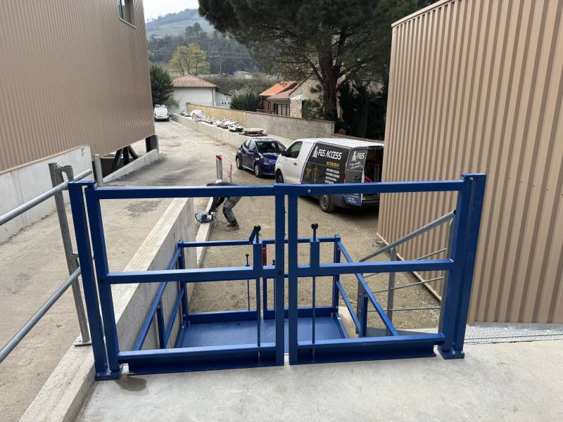 Installation d'un monte-charge industriel à Saint Jean de Muzols